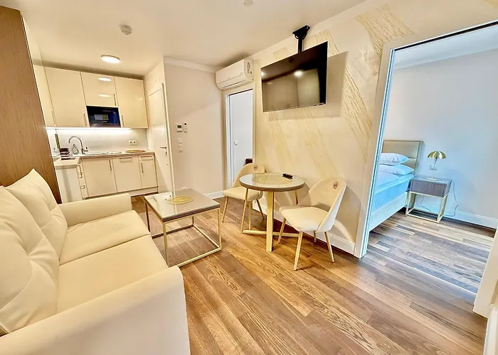 Steiner Residences Belvedere アパート